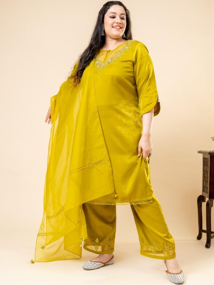 Mamicha Embroidered Round Neck Kurta Set
