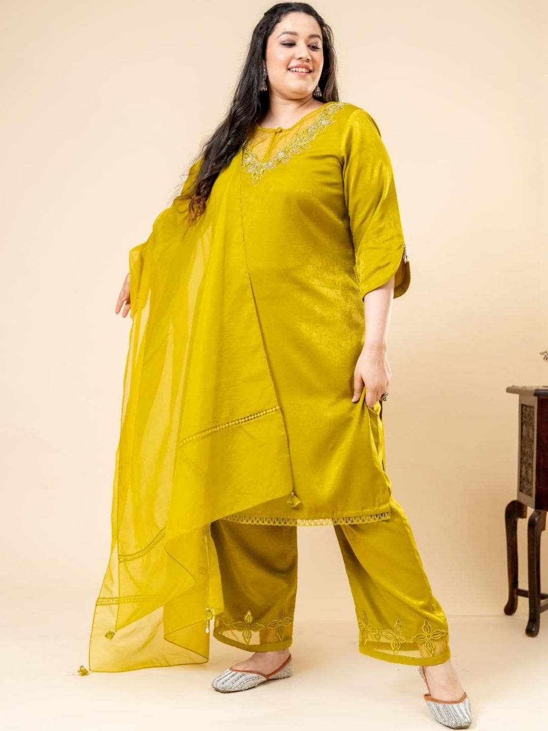 Mamicha Embroidered Round Neck Kurta Set