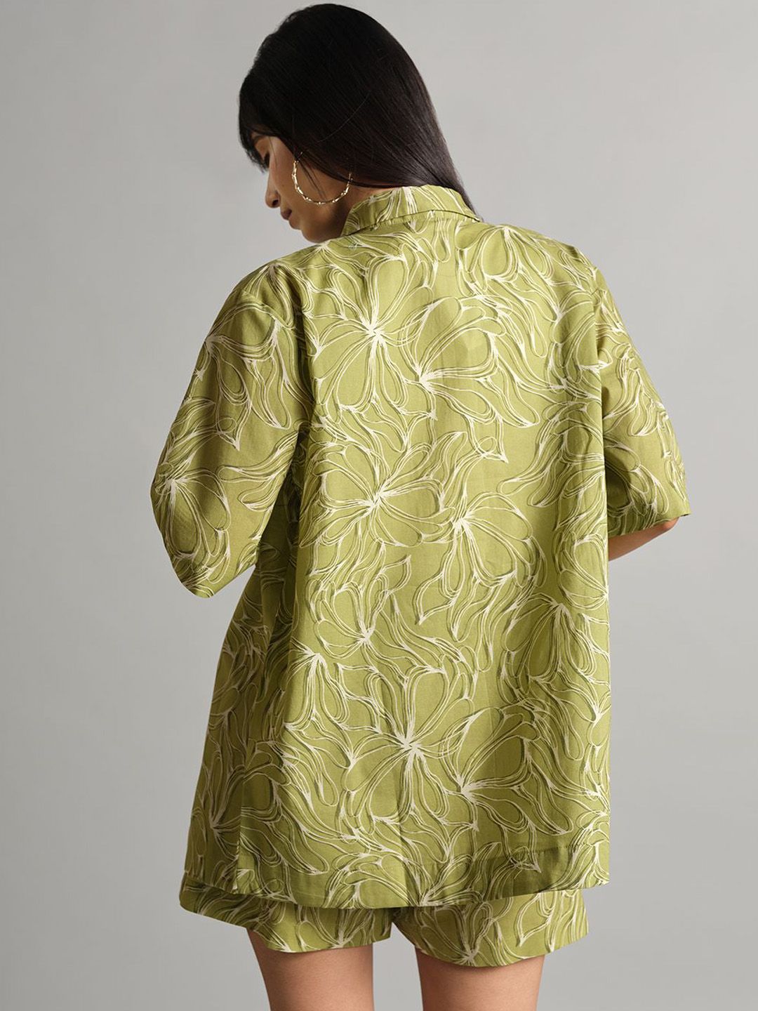 Dan baju baju kemeja yang dicetak dengan seluar pendek dengan seluar pendek
