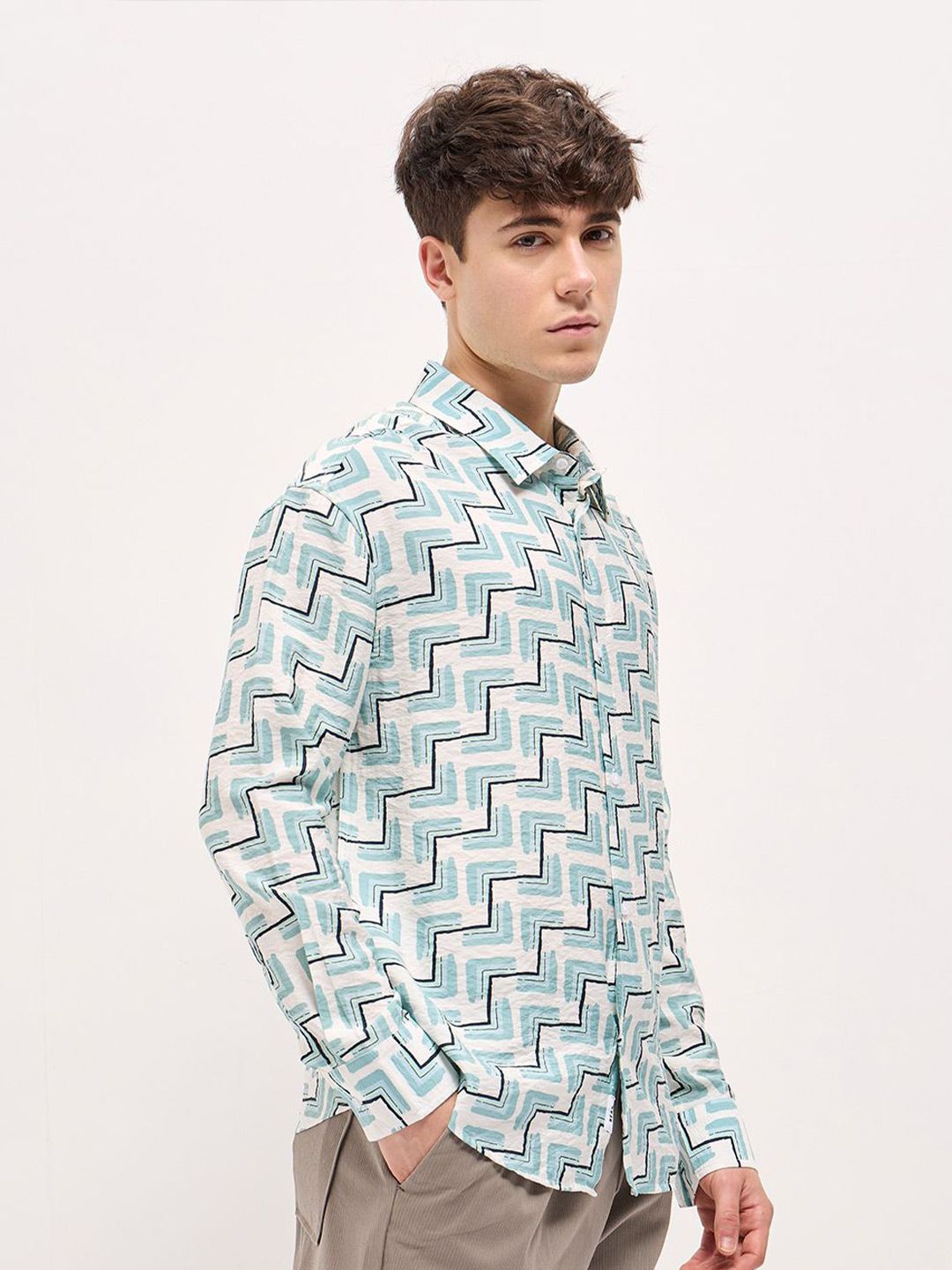 THE BEAR HOUSE Men Spread Collar Geometric Printed Relaxed Fit Casual Shirt