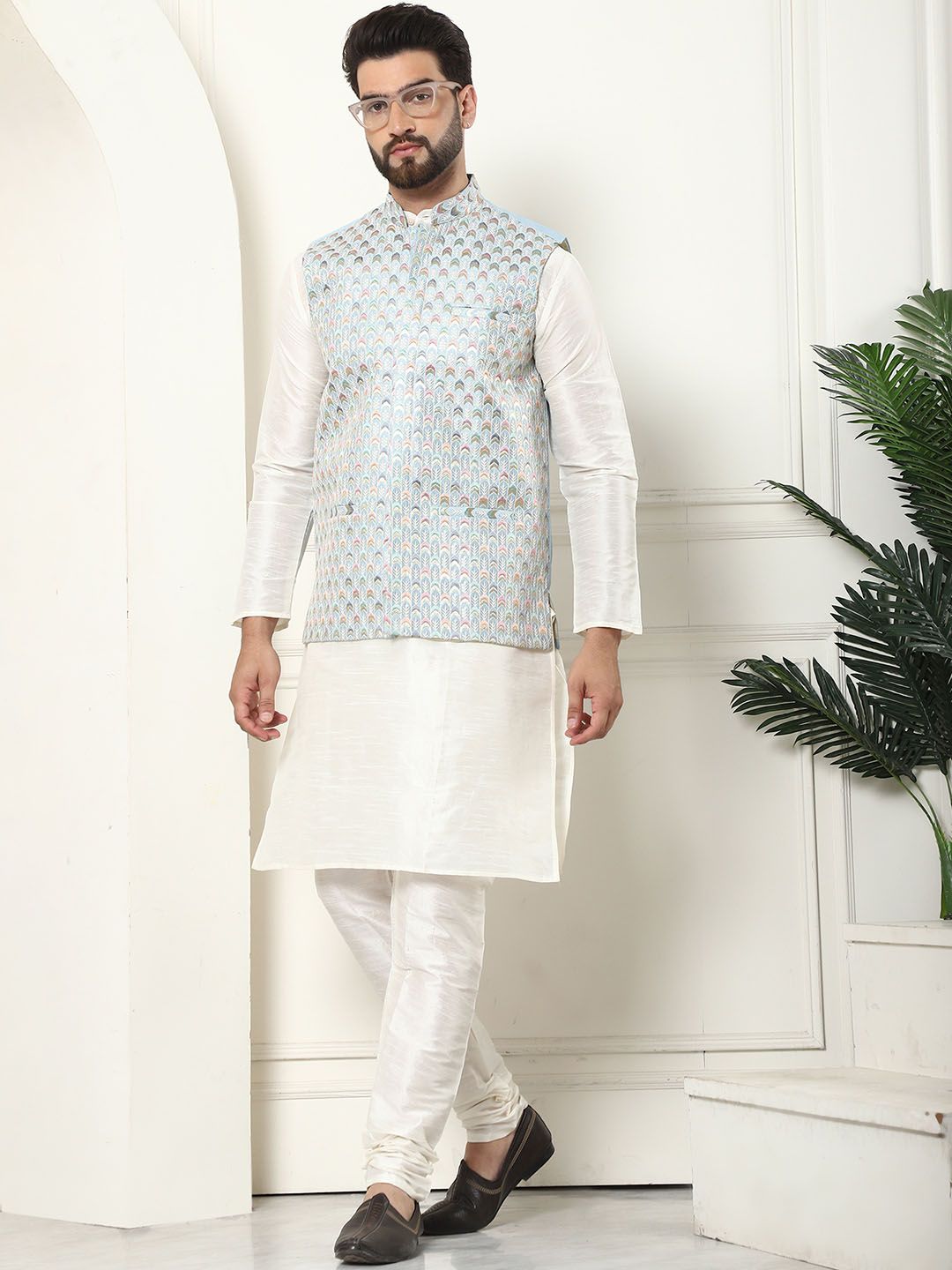 SOJANYA LUXE Men Embroidered Mandarin Collar Nehru Jackets