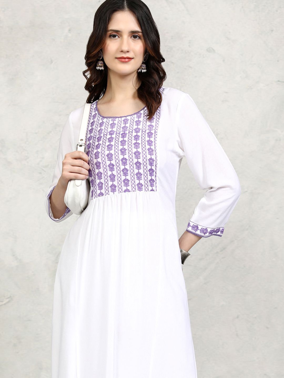 Vishudh White Floral Embroidered Thread Work Round Neck Straight Kurta