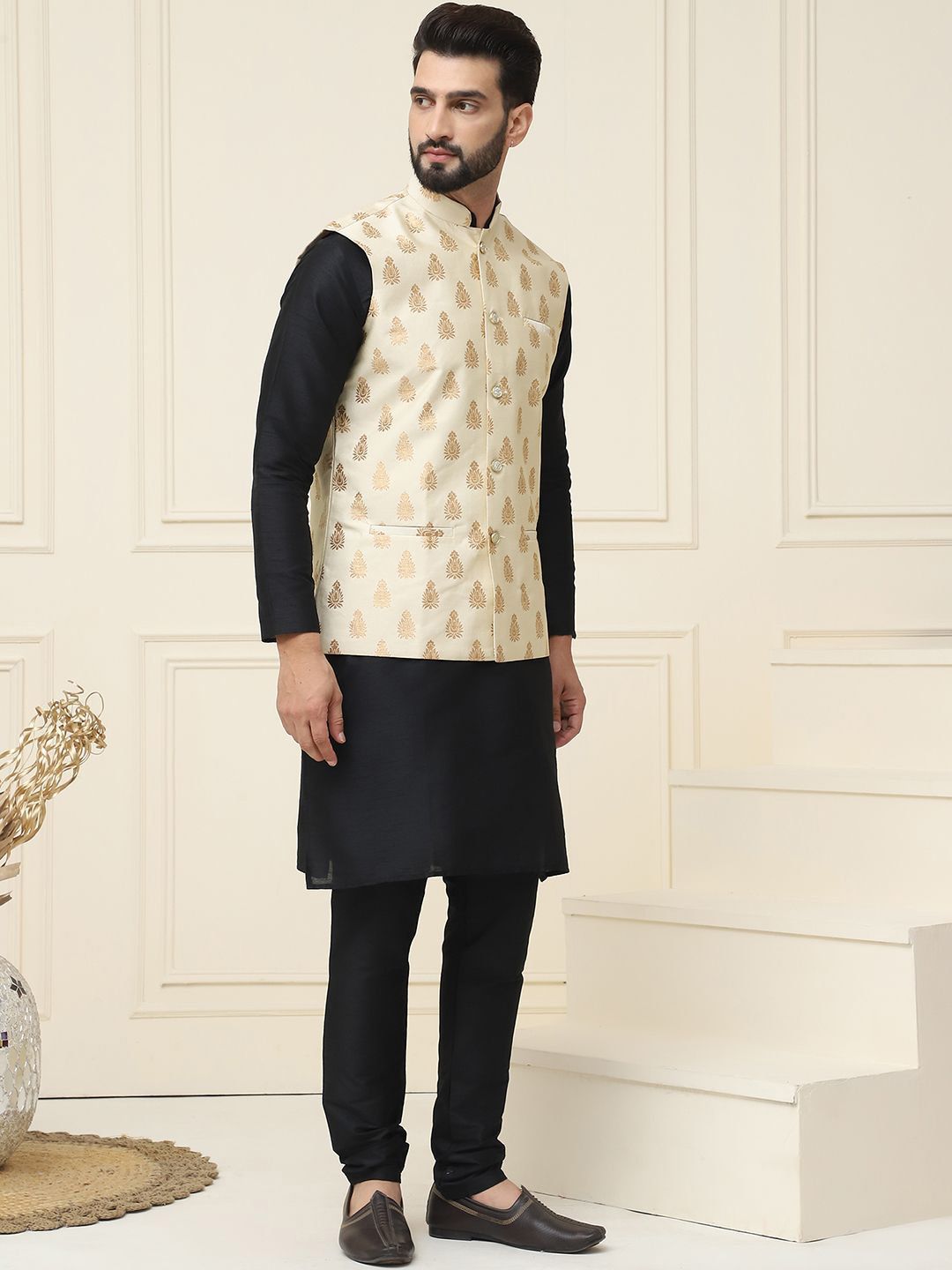 SOJANYA Mandarin Collar Silk Cotton Straight Kurta dengan jaket Churidar & Nehru
