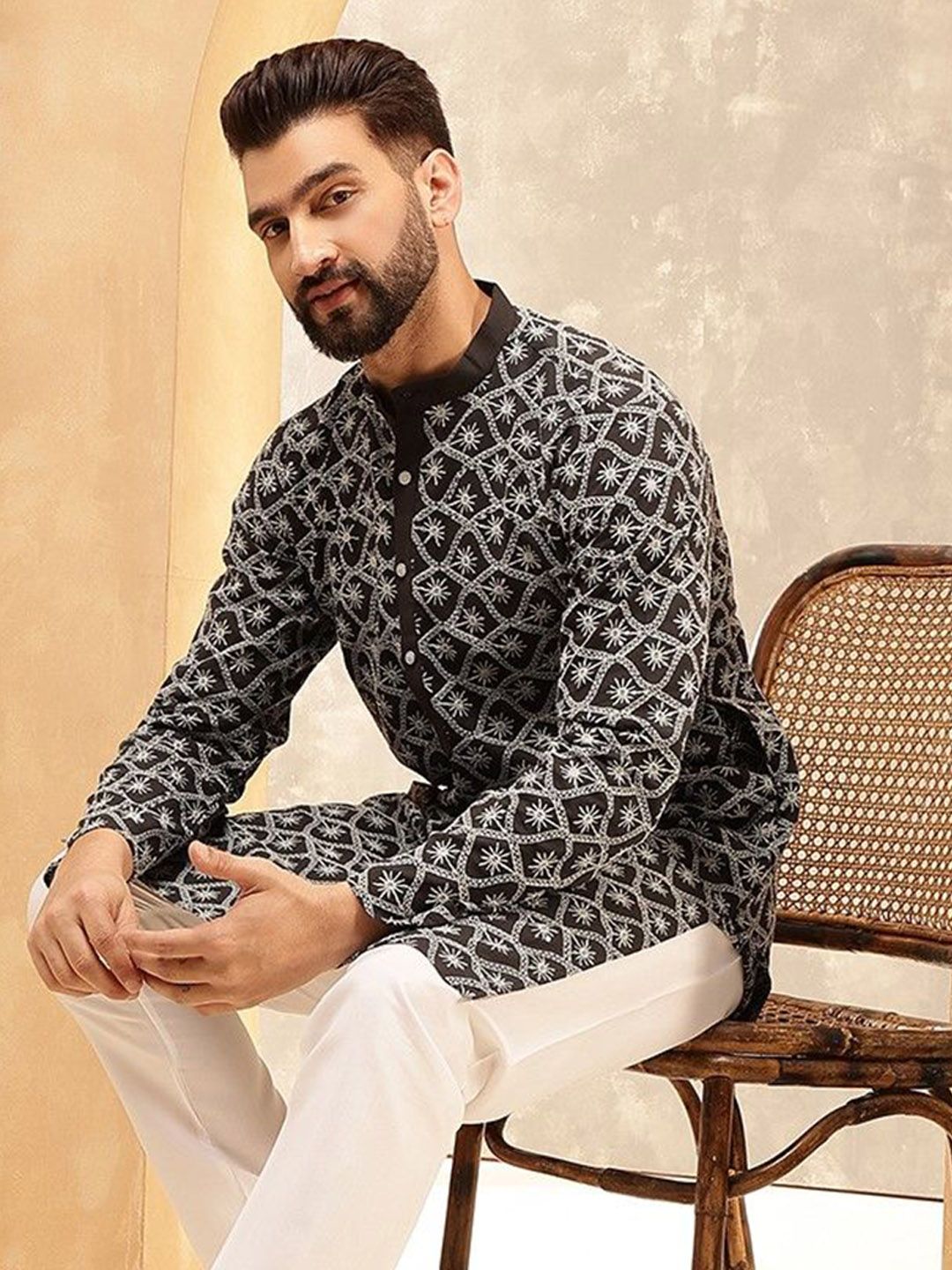 Anouk Kurta Lurus Bersulam Geometri Hitam Putih Kolar