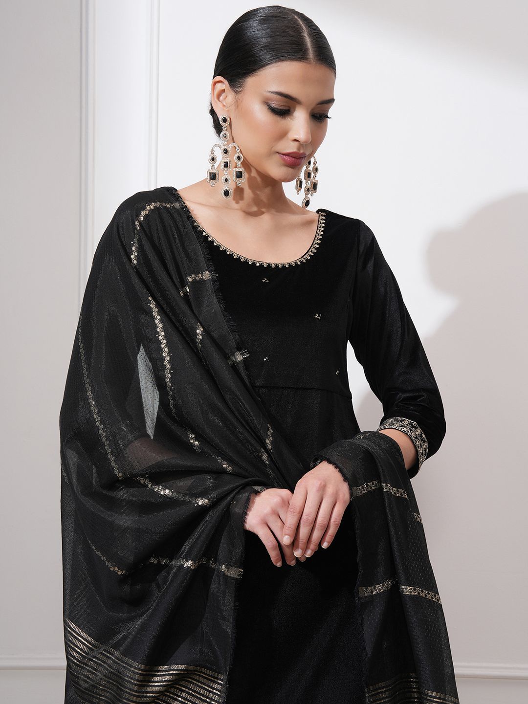 Vishudh Women Floral Embroidered Regular Kurta with Trousers & With Dupatta