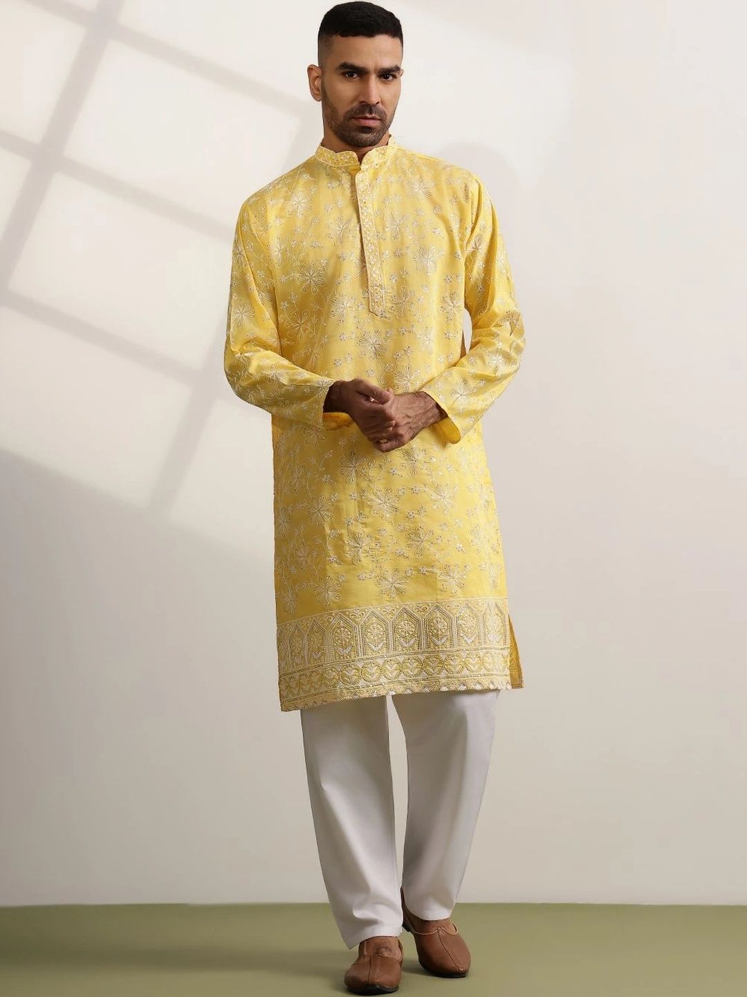 SOJANYA Men Embroidered Thread Work Kurta