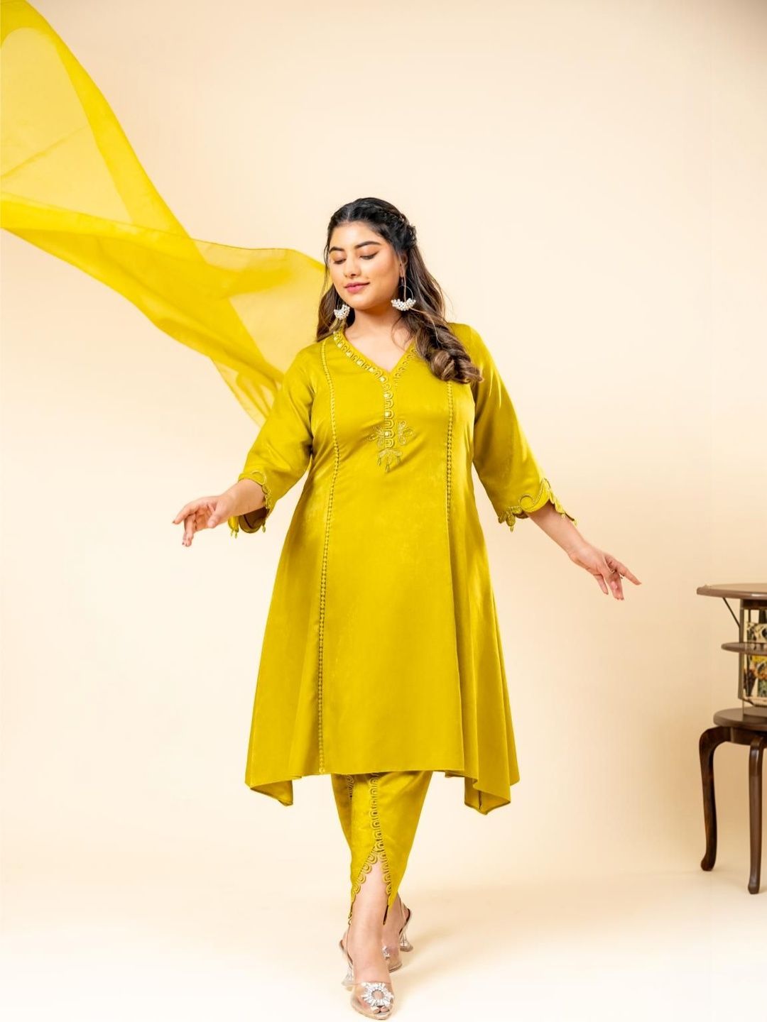 Mamicha Embroidered V-Neck Kurta Set