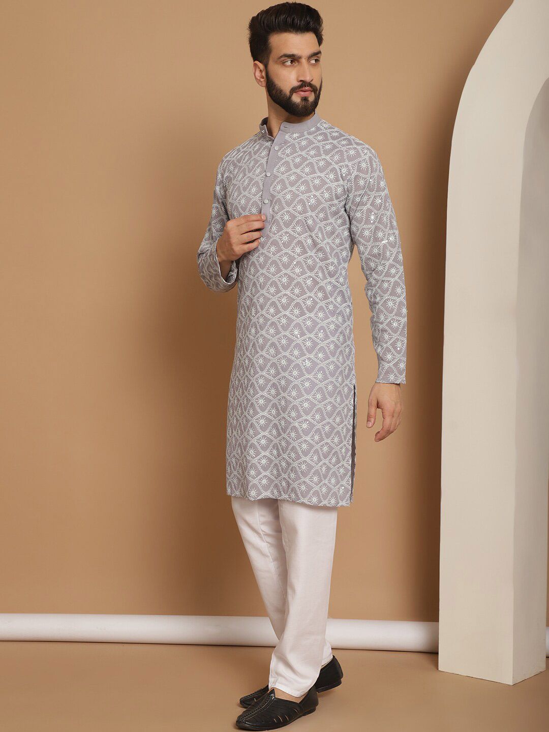 Motif Etnik Anouk Bersulam Benang Biasa Bekerja Kurta Kapas Tulen dengan Churidar