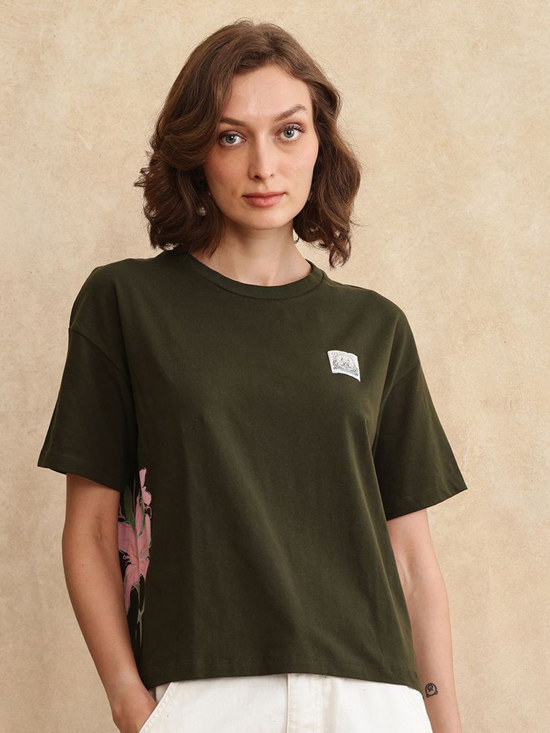 T-shirt wanita yang dicetak oleh wanita yang jarang dicetak