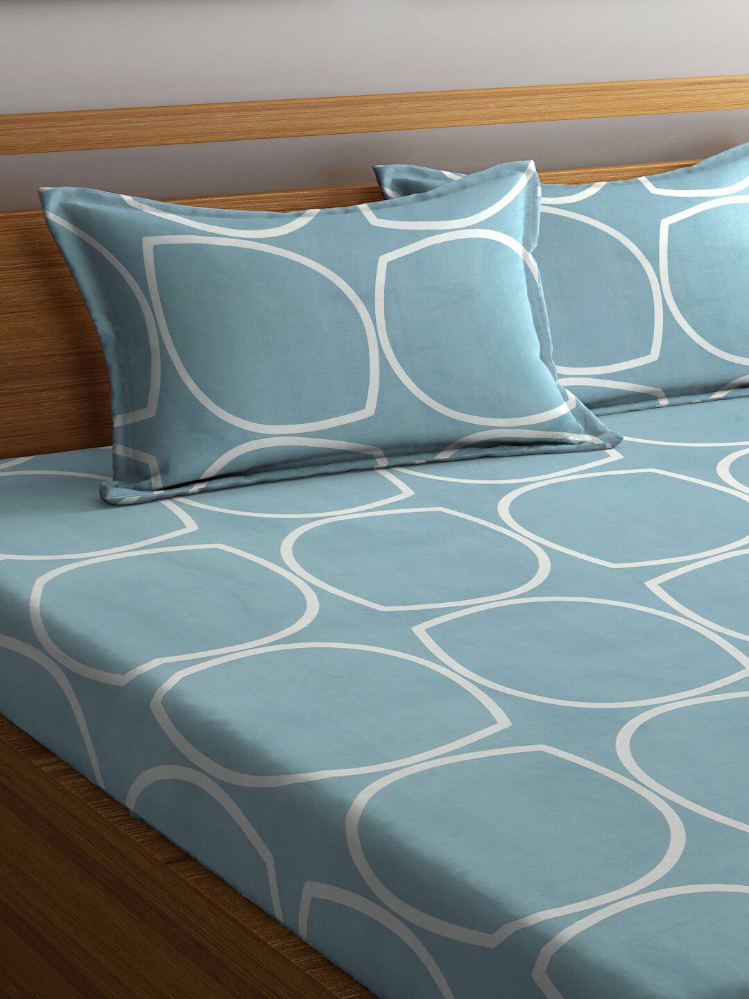 KLOTTHE Blue & White Geometric Printed 300 TC King Bedsheet With 2 Pillow Covers