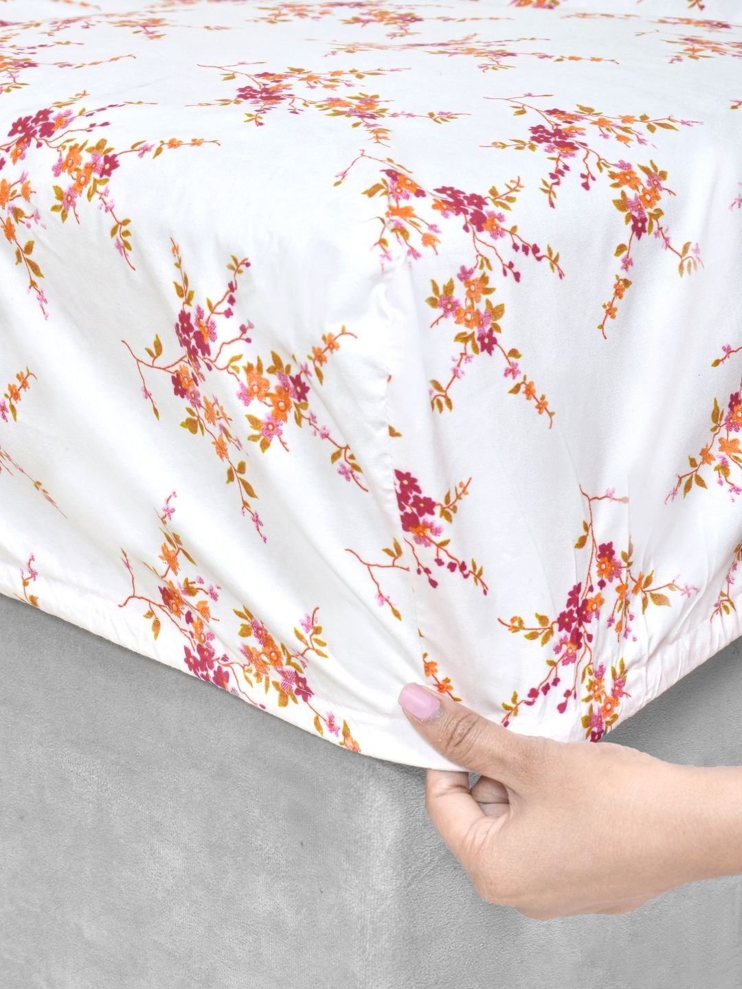 KLOTTHE White Floral Polycotton 300 TC Fitted King Fine Bedsheet dengan 2 Sarung Bantal-98 x 89 inci