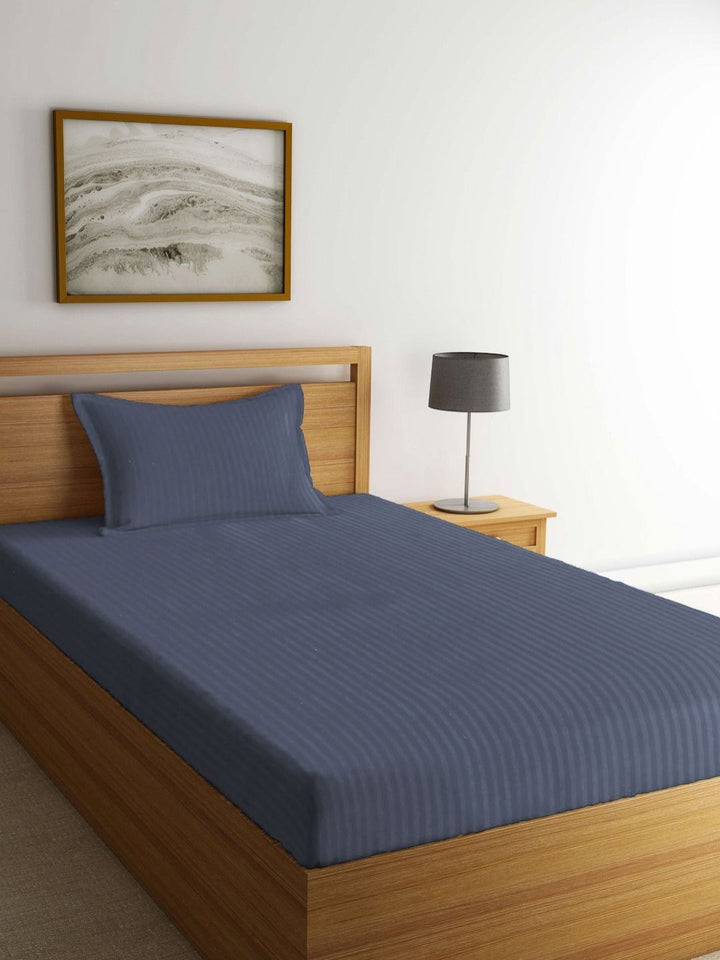 Myntra Elegant Homes Policotton Berjalur Kelabu 300 TC Cadar Halus Tunggal dengan Sarung Bantal-89 x 59 inci