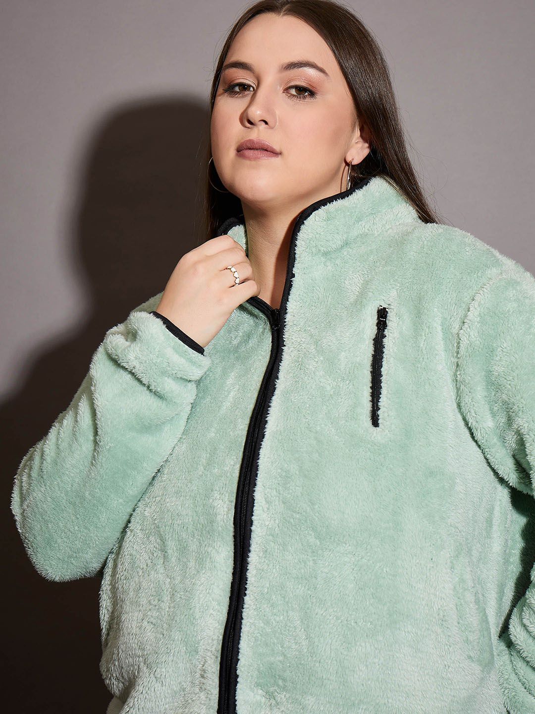 SASSAFRAS Curve Women Mock Collar Self Design Faux Fur Plus Size Casual Tailored Jacket