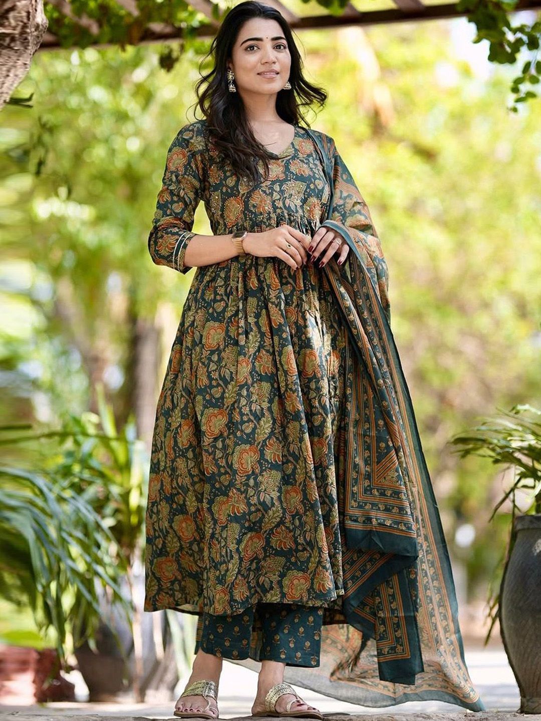 Kalini Floral dicetak Anarkali kurta dengan seluar & dupatta