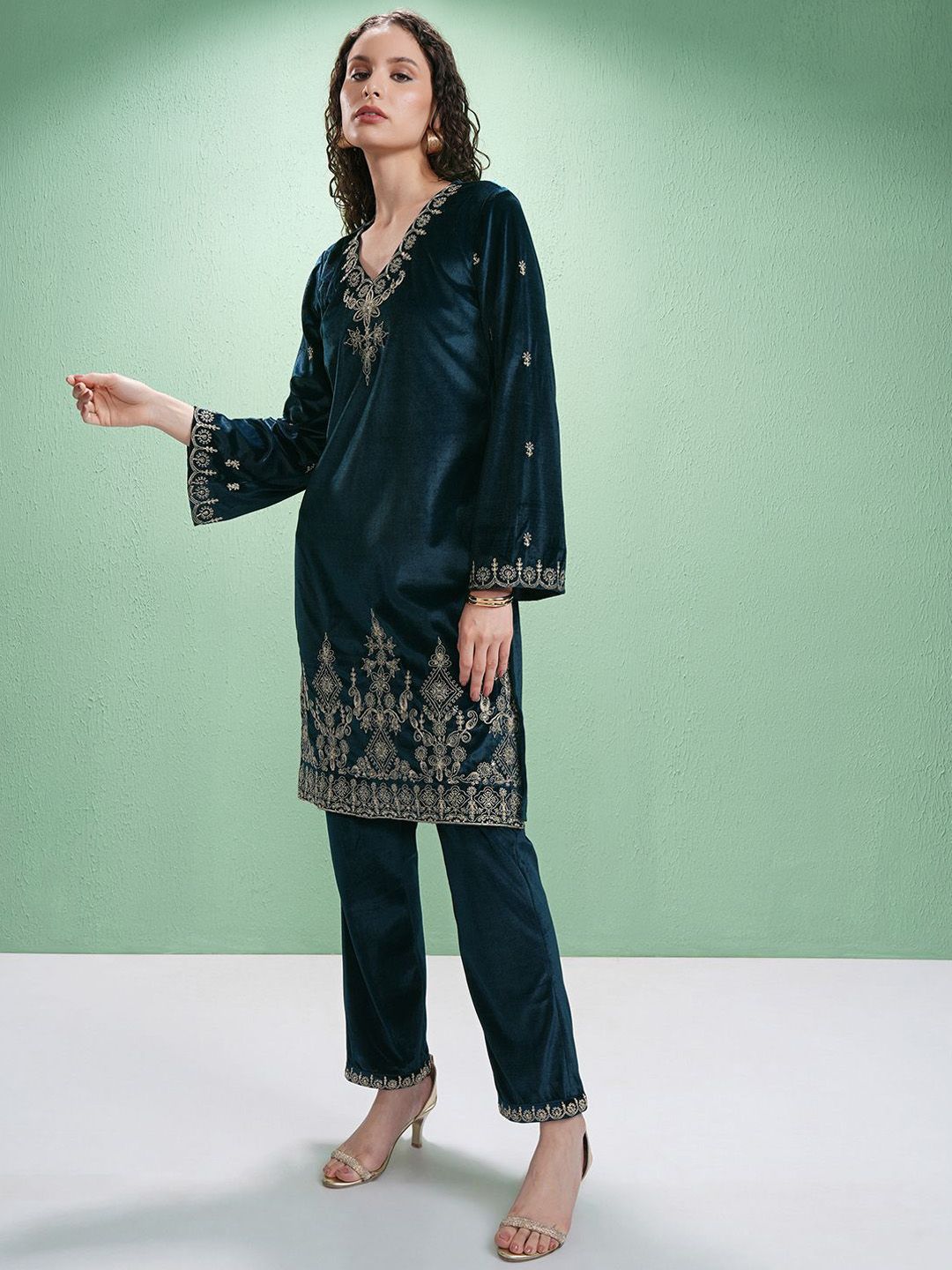 Vishudh Women Ethnic Motifs Yoke Design Regular Thread Work Kurta with Trousers & With Dupatta