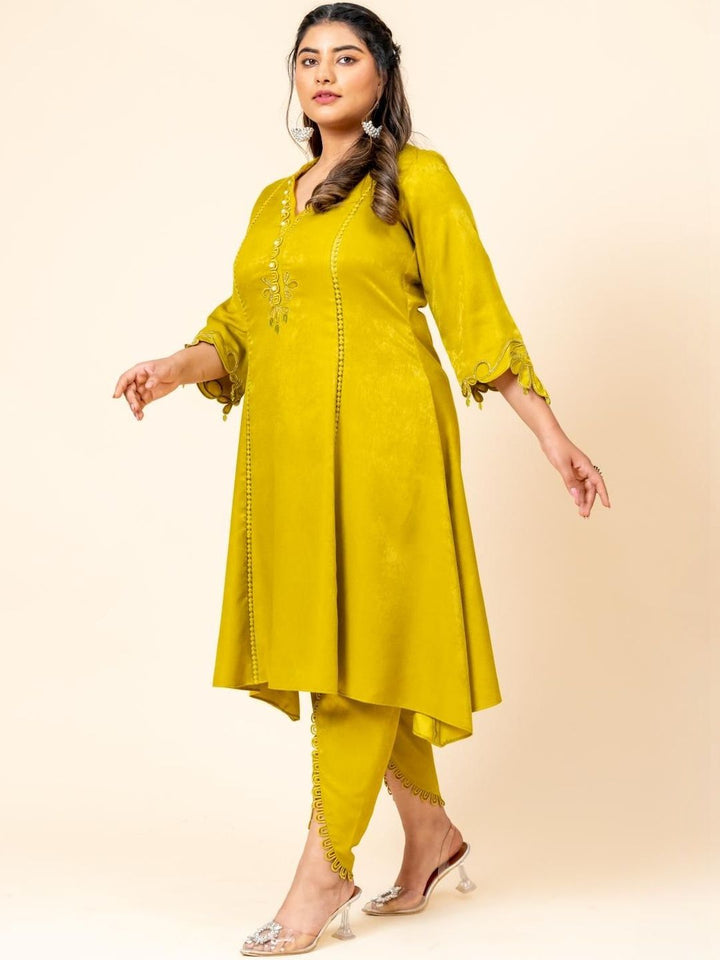 Mamicha Embroidered V-Neck Kurta Set