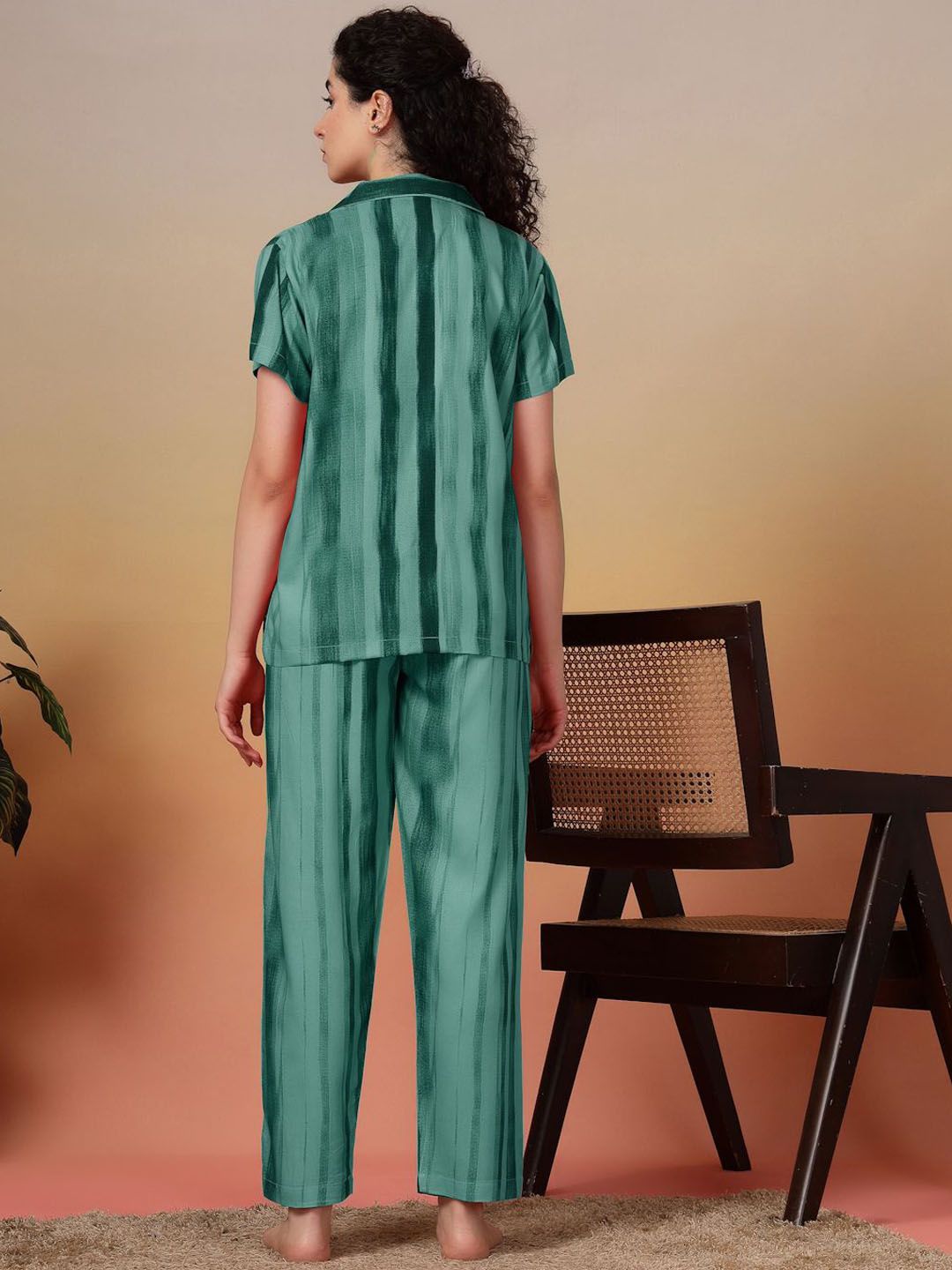 Klotthe wanita bergaris baju baju baju baju malam
