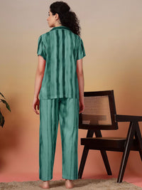 Klotthe wanita bergaris baju baju baju baju malam