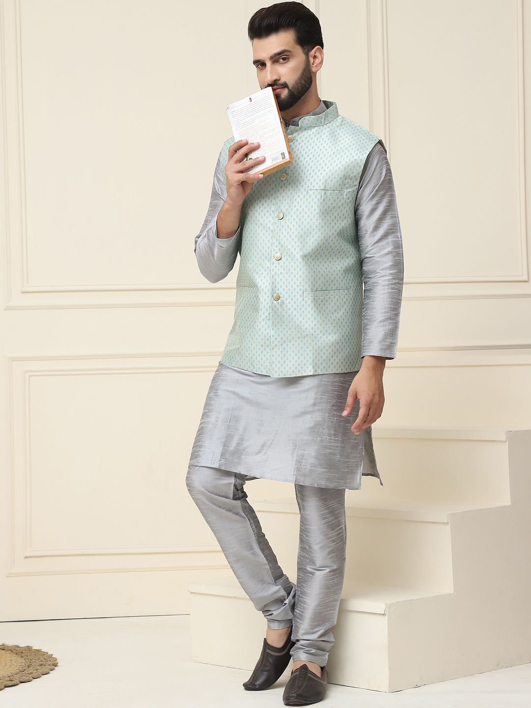 SOJANYA Mandarin Collar Silk Cotton Straight Kurta dengan jaket Churidar & Nehru