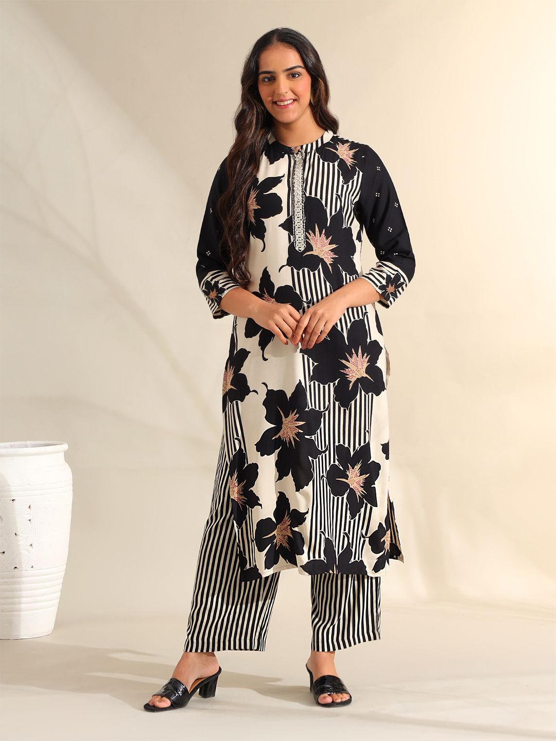 Mamicha Women Floral Printed Regular Beads and Stones Pure Cotton Kurta with Palazzos