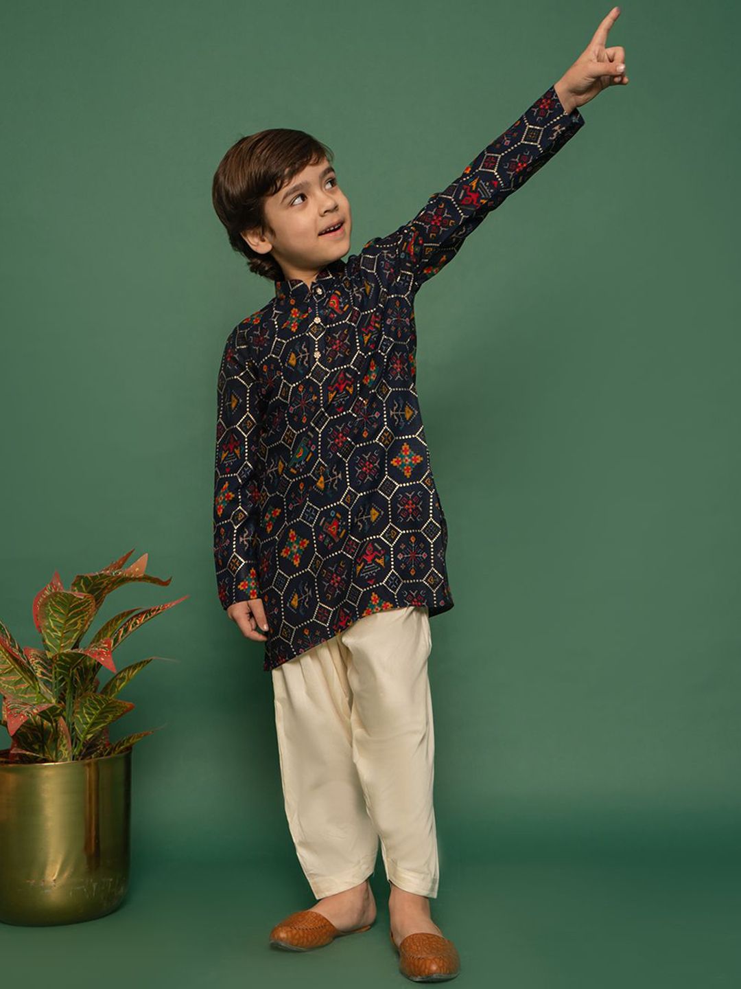 Vastramay Boys Floral dicetak kurta biasa dengan Patiala