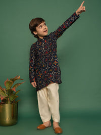 Vastramay Boys Floral dicetak kurta biasa dengan Patiala