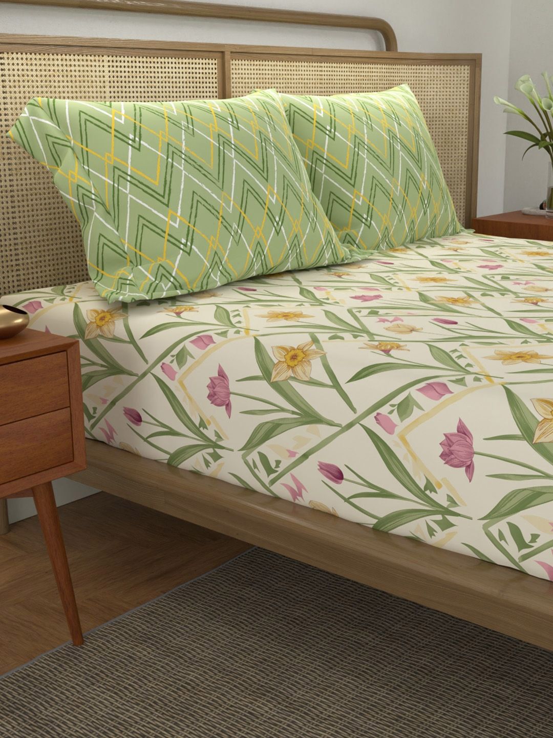 URBAN SPACE Divine Green Printed 144 TC Cotton Double Queen Bedsheet & 2 Pillow Covers