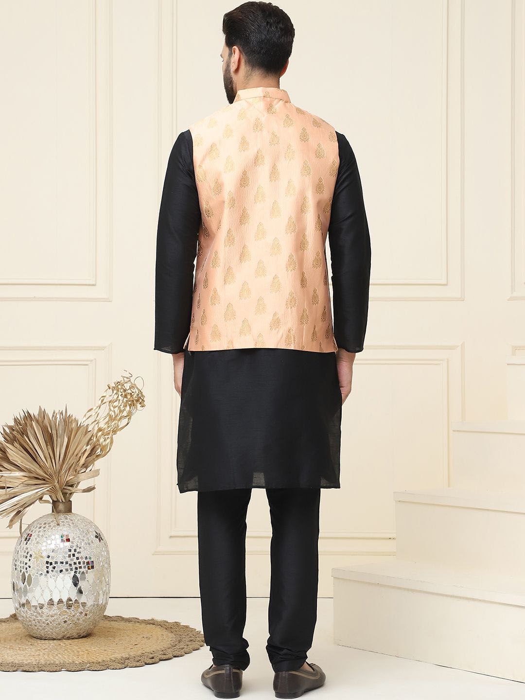 SOJANYA Mandarin Collar Silk Cotton Straight Kurta dengan jaket Churidar & Nehru
