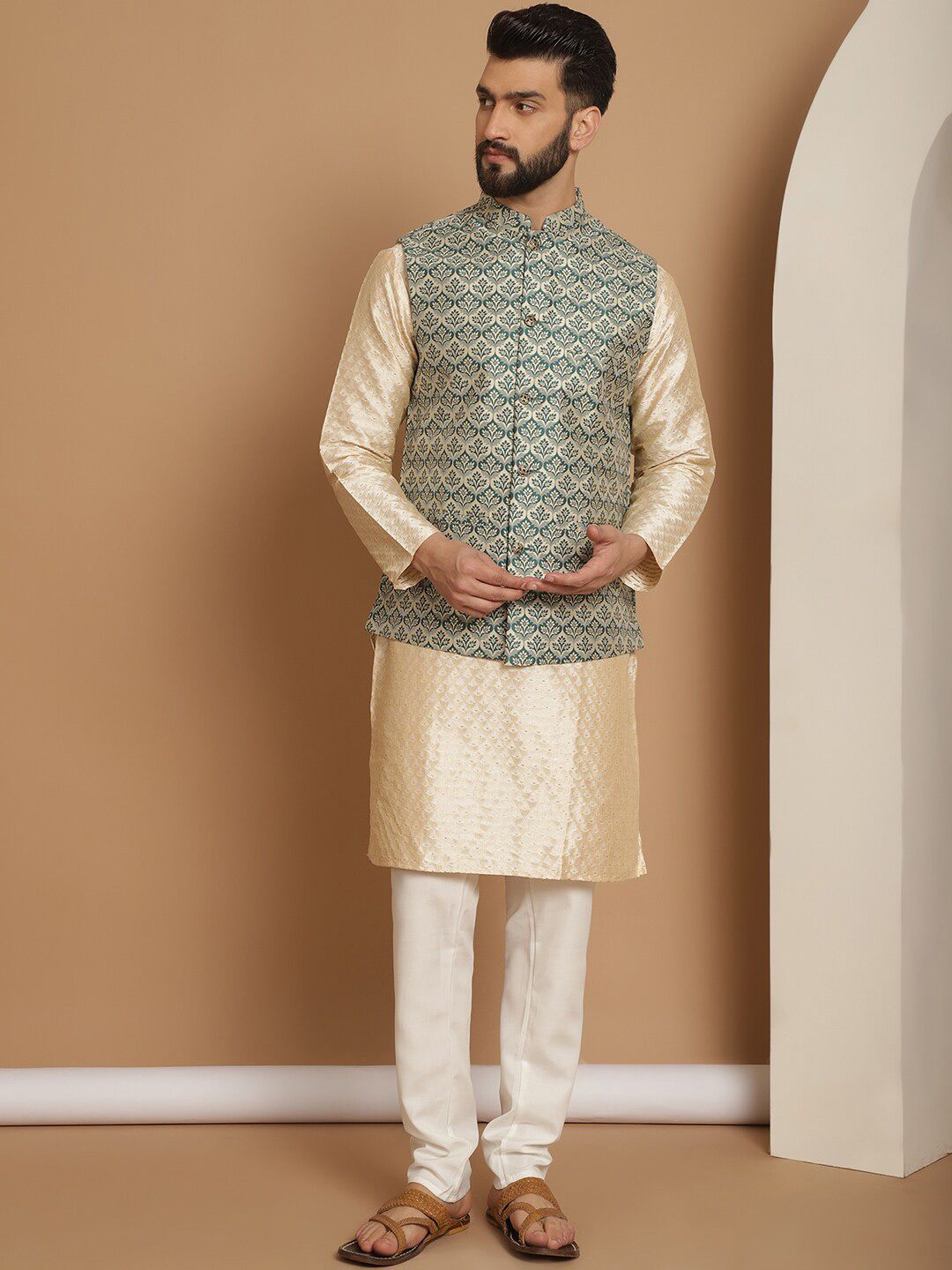 Anouk Beige Etnic Motif Tenunan Rekaan Kurta Lurus Dengan Jaket Churidar & Nehru