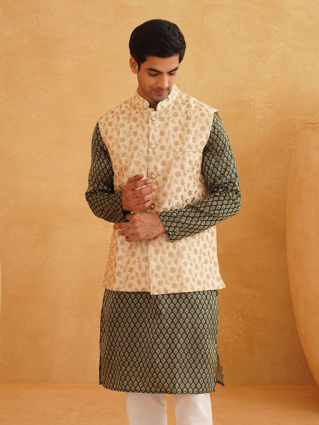 SOJANYA Motif Etnik Bercetak Kurta Kolar Mandarin Dengan Jaket Churidar Dan Nehru