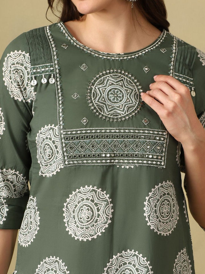 Mamicha Women Ethnic Motifs Printed Regular Thread Work Pure Cotton Kurta with Trousers & With Dupatta