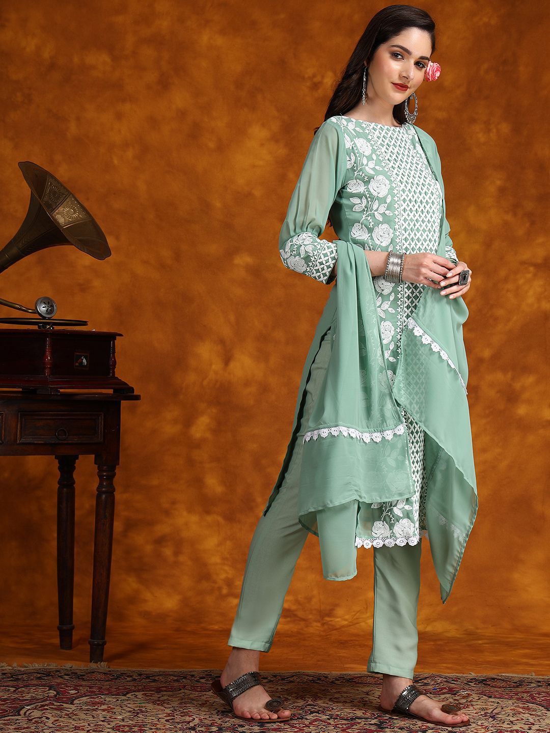 Kalini Floral Bulatan Benang Kerja Kurta dengan Seluar & Dupatta