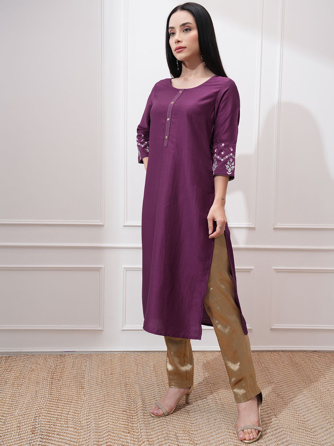 Vishudh Round Neck Three-Quarter Sleeves Thread Work Straight Kurta