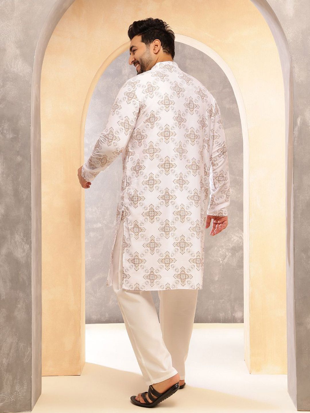 SOJANYA PLUS Floral Printed Mandarin Collar Straight Kurta