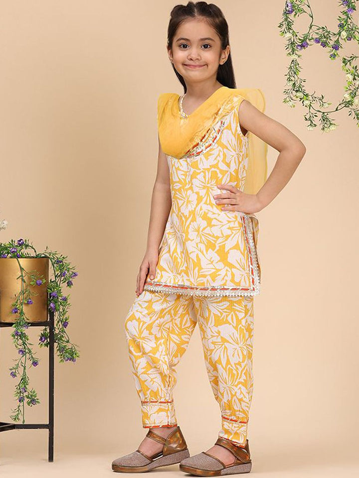 Cutiekins Girls Floral Printed Empire Straight Kurta Salwar With Dupatta