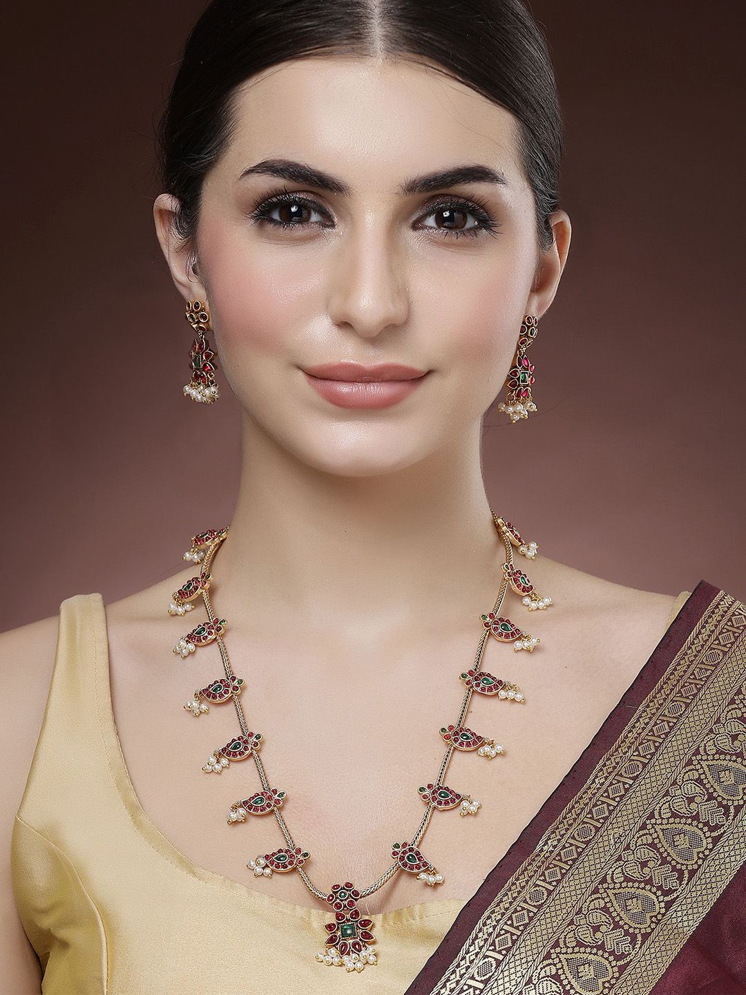 Karatcart Gold-Plated Stone Studded Floral Design Rani Haar Kalung dan Anting-anting
