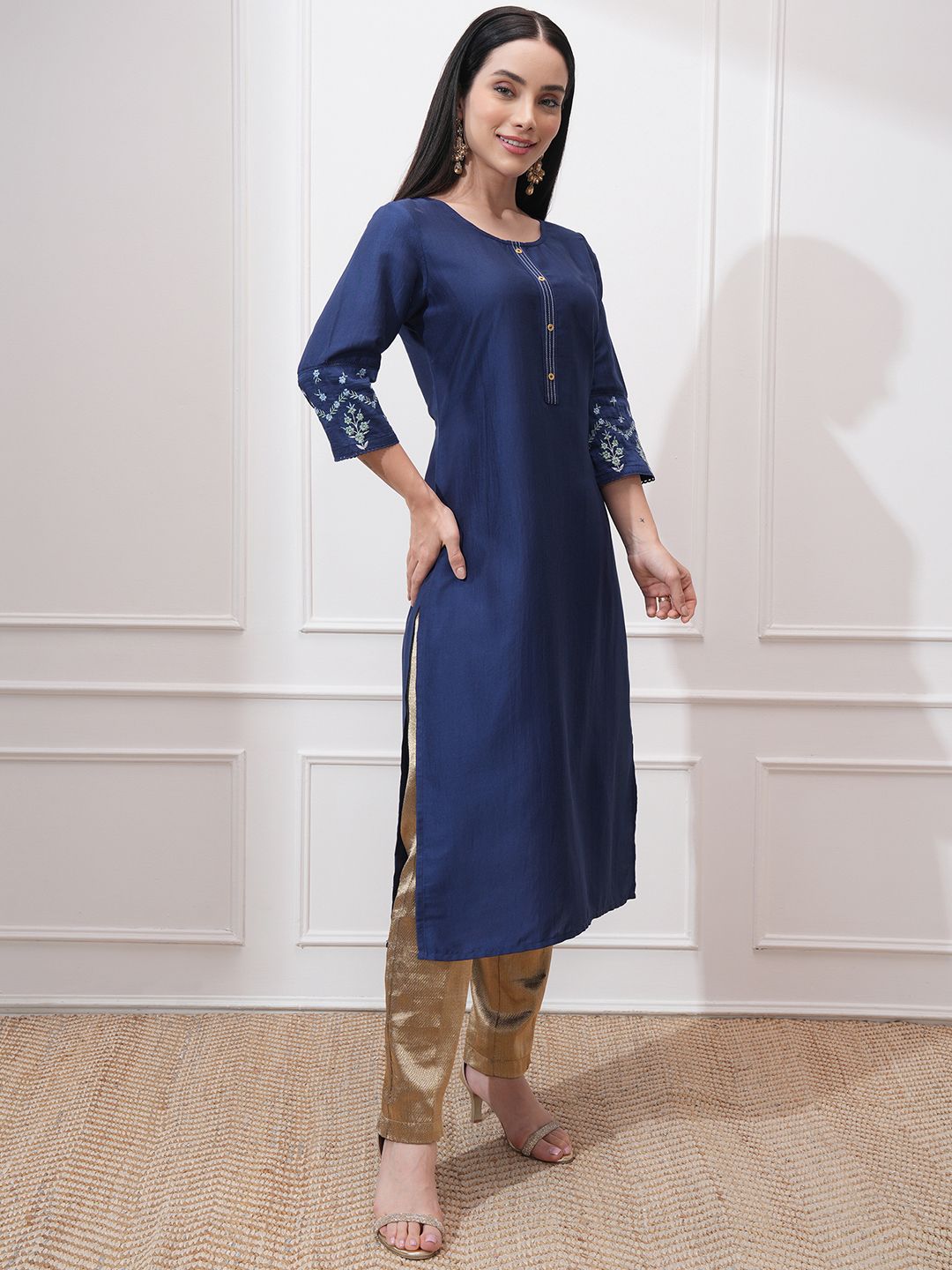 Vishudh Round Neck Three-Quarter Sleeves Thread Work Straight Kurta