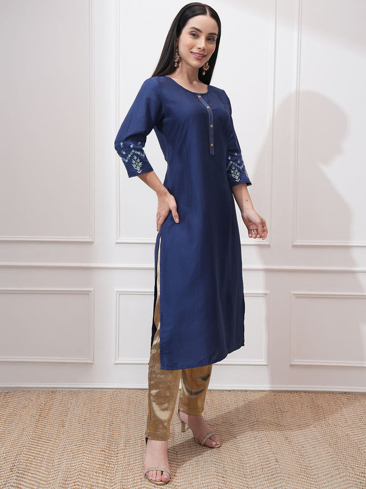 Vishudh Round Neck Three-Quarter Sleeves Thread Work Straight Kurta