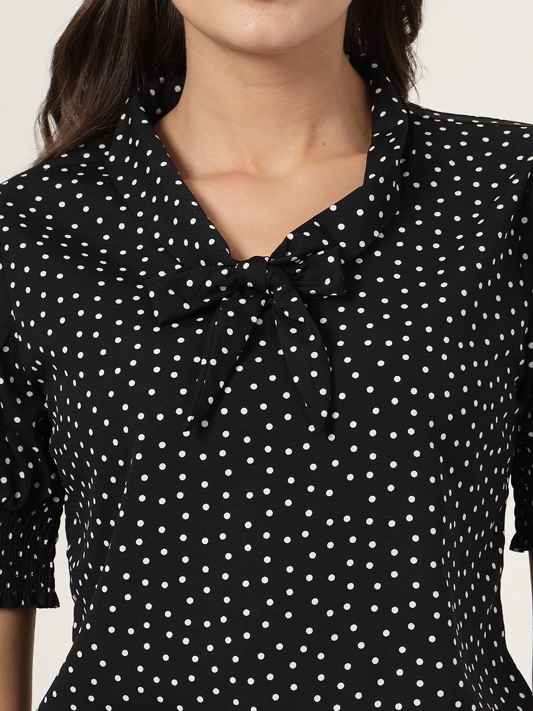 Gaya Polka Dot Polka Dot Tie-Up Leher Lengan Puff Top