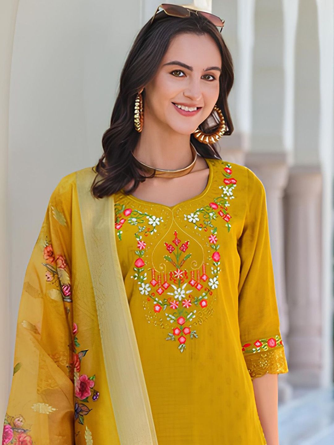 Varanga Women Floral Embroidered Regular Thread Work Kurta with Trousers & With Dupatta