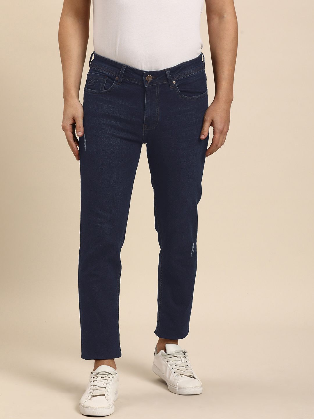 Menjadi lelaki manusia kurus sesuai pertengahan pertengahan kecemasan rendah pudar seluar jeans yang boleh diperbaharui