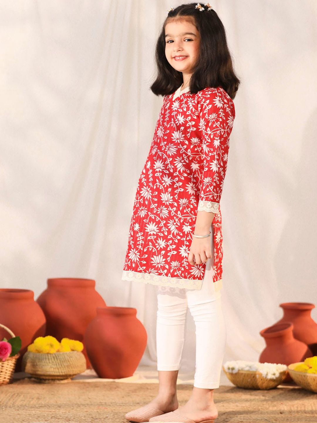 VASTRAMAY Girls Floral Printed V-Neck Regular Sleeves Pure Cotton Kurta Set