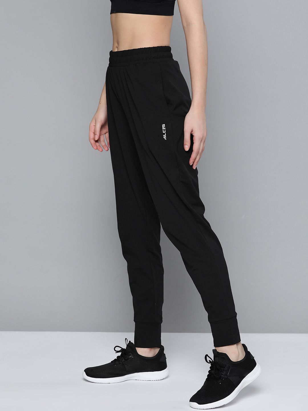 Alcis Women Black Slim Fit Solid Joggers