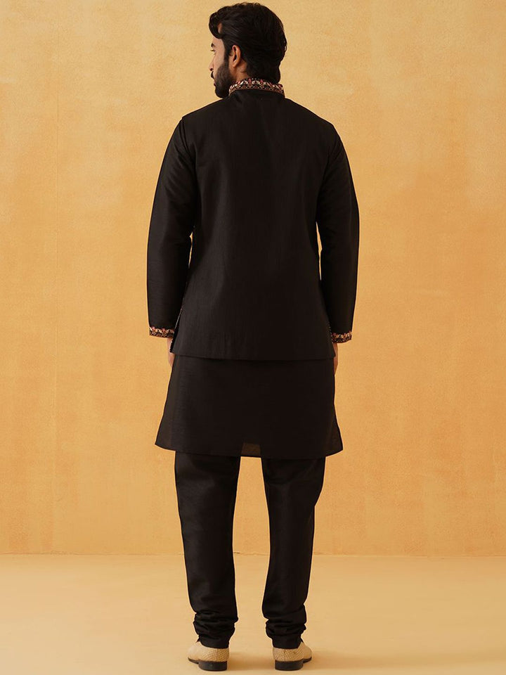 SOJANYA LUXE Thread Work Silk Cotton Straight Kurta dengan Piyama & Jaket Nehru
