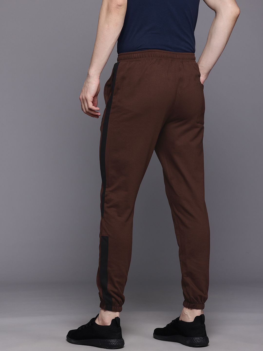 HRX by Hrithik Roshan Men Mid-Rise Regular Fit Lifestyle Joggers with Side Stripe