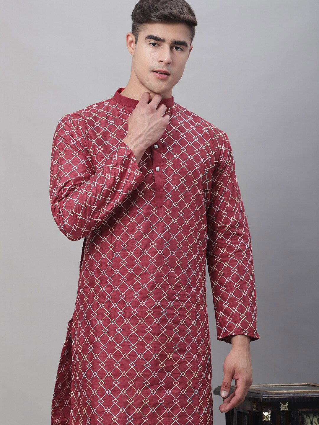 SOJANYA Motif Etnik Bersulam Kurta Lurus Dengan Churidar