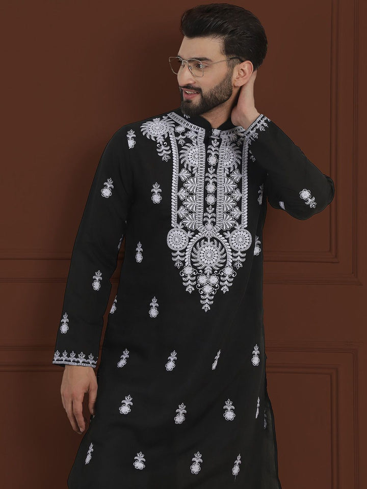 SOJANYA LUXE Motif Etnik Bersulam Kolar Mandarin Lurus Kapas Tulen Kurta & Piyama