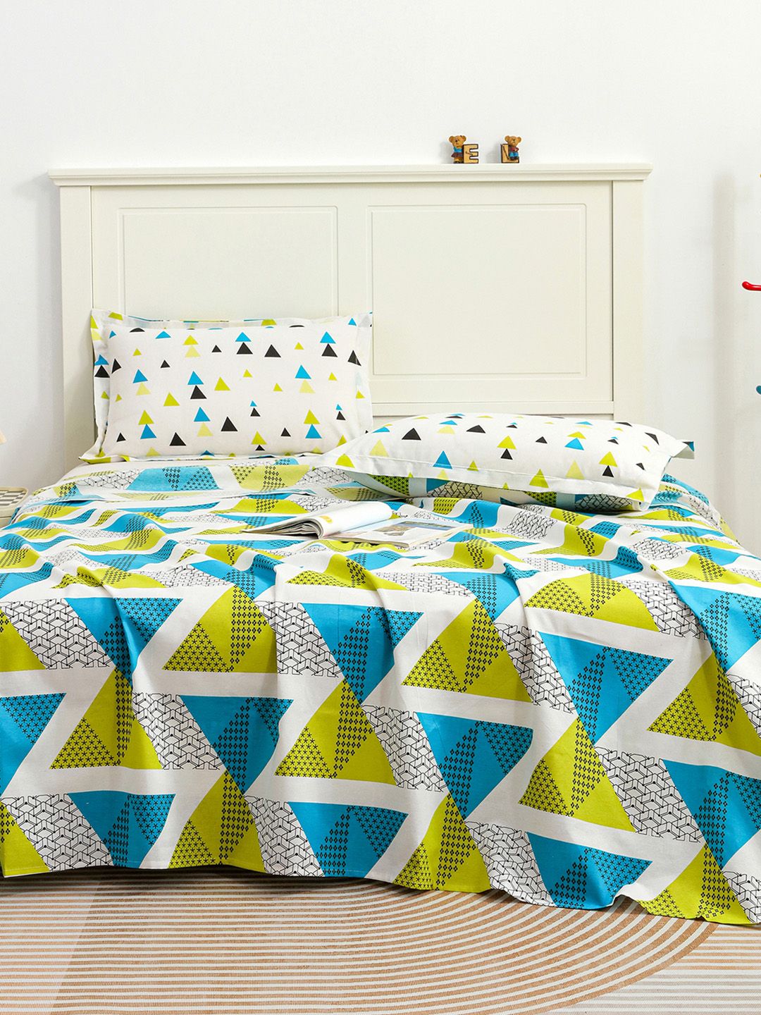 Story@home Ventura Green Geometric 144 TC Cotton Queen Bedsheet With 2 Pillow Covers