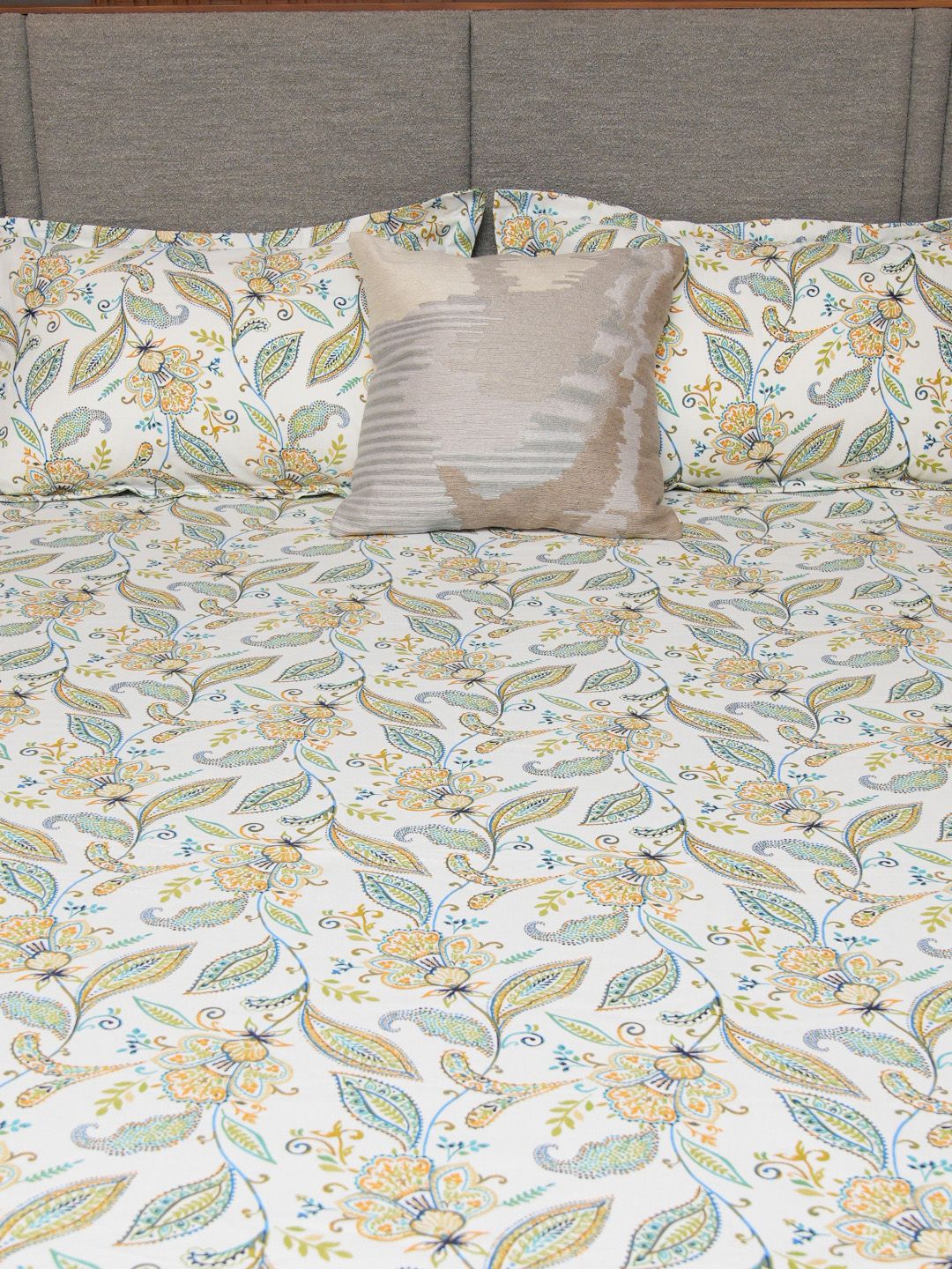 URBAN SPACE White & Green Printed 200 TC Cotton Double King Bedsheet With 2 Pillow Covers