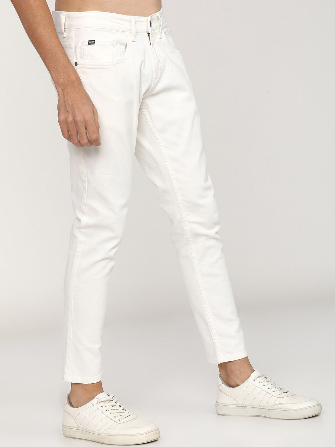 HIGHLANDER Men White Tapered Fit Mildly Distressed Stretchable Jeans